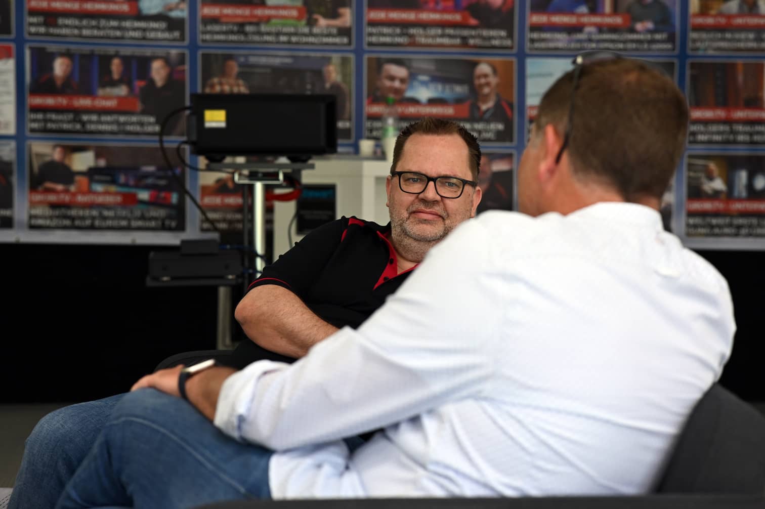 heimkinobau-holger-franz-im-gespraech-compr Die Experten für maßgeschneiderte Heimkinolösungen