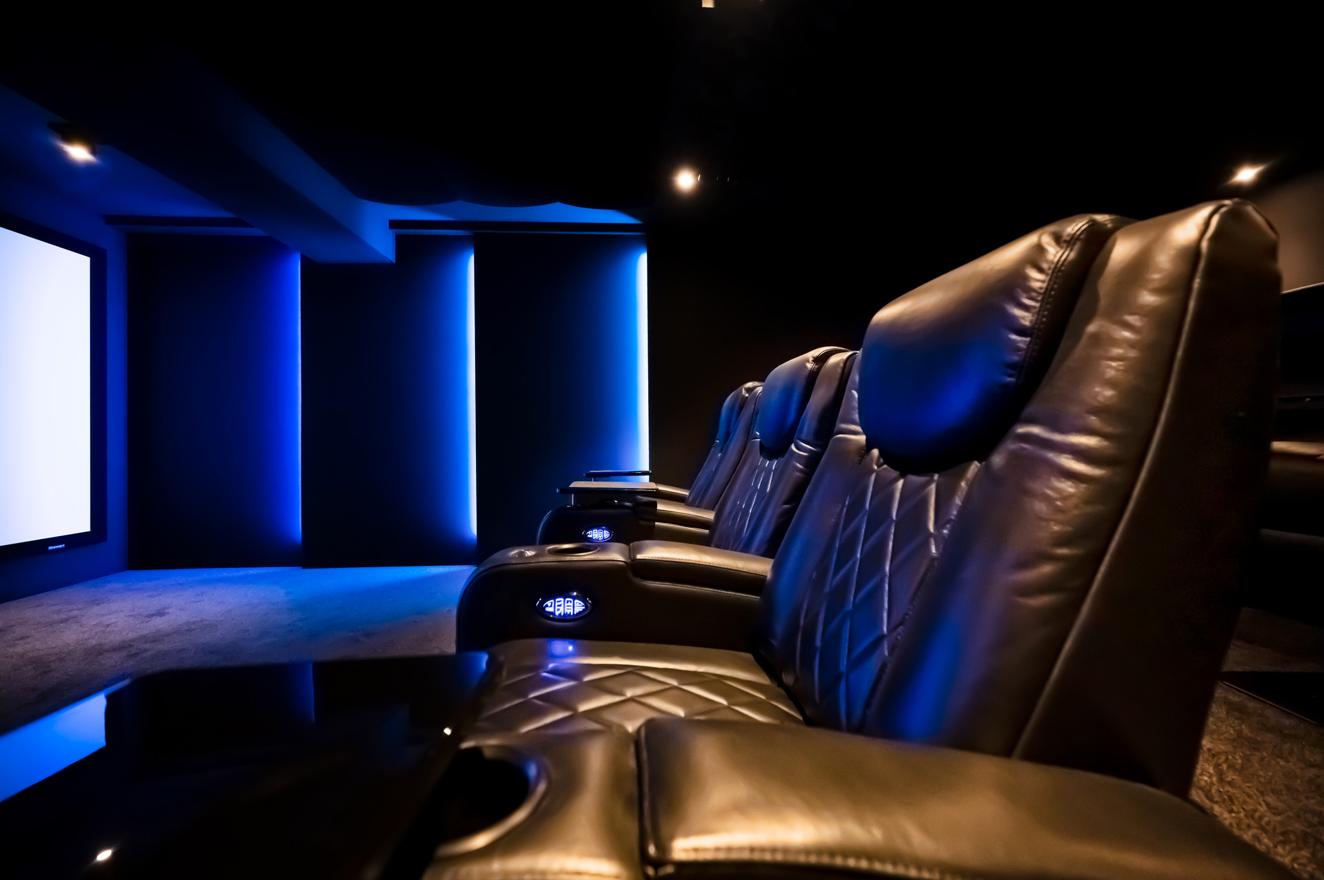 Heimkinobau-GmbH-Heimkino-Projekt-DSC_2025 Die Experten für maßgeschneiderte Heimkinolösungen