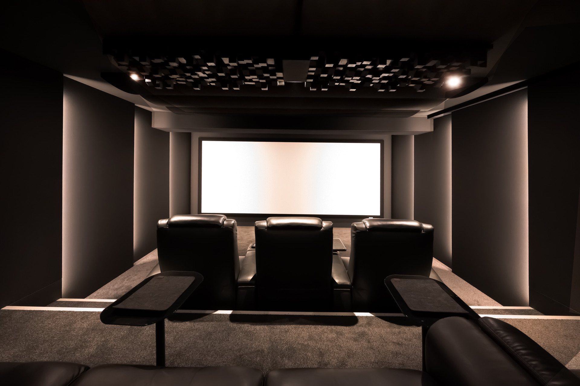 Heimkinobau-GmbH-Heimkino-Projekt-DSC_2060 Die Experten für maßgeschneiderte Heimkinolösungen