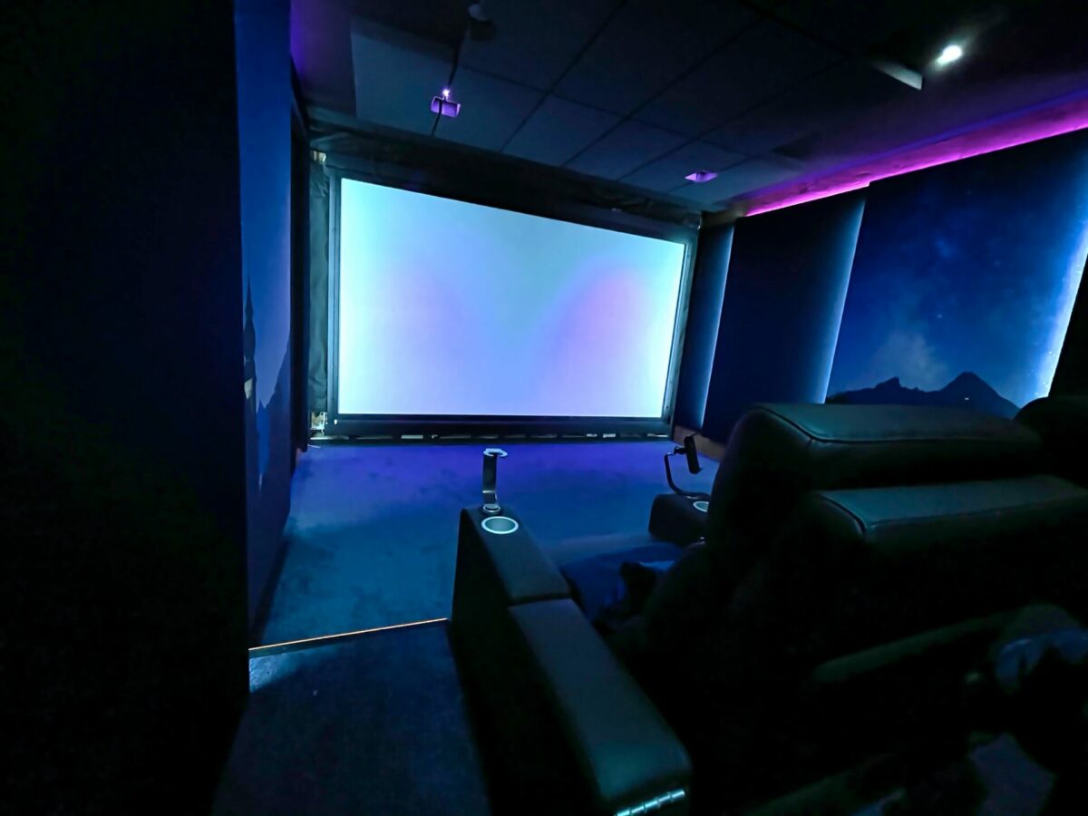 Projekte-Heimkinobau-GmbH-IMG_0230-1200×900 Die Experten für maßgeschneiderte Heimkinolösungen