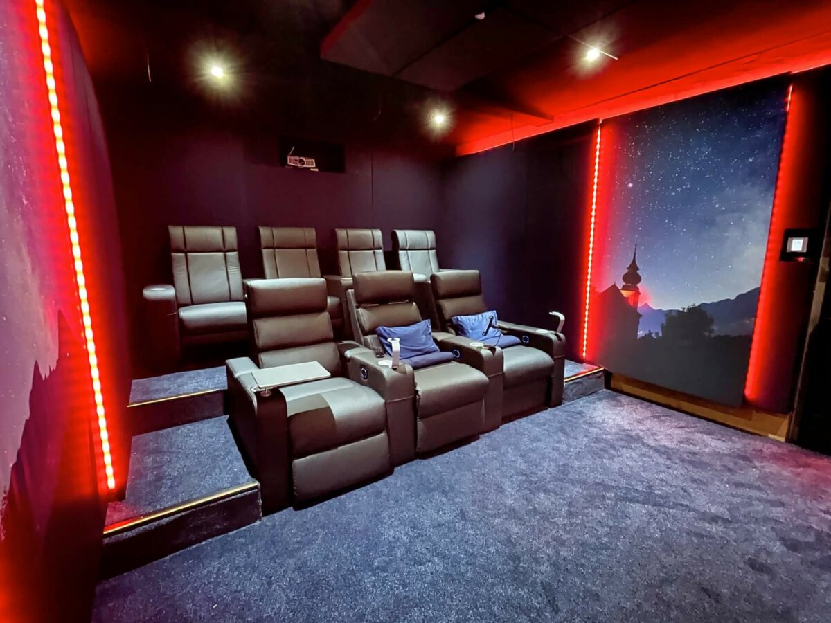 Projekte-Heimkinobau-GmbH-IMG_0233-1200×900 Die Experten für maßgeschneiderte Heimkinolösungen