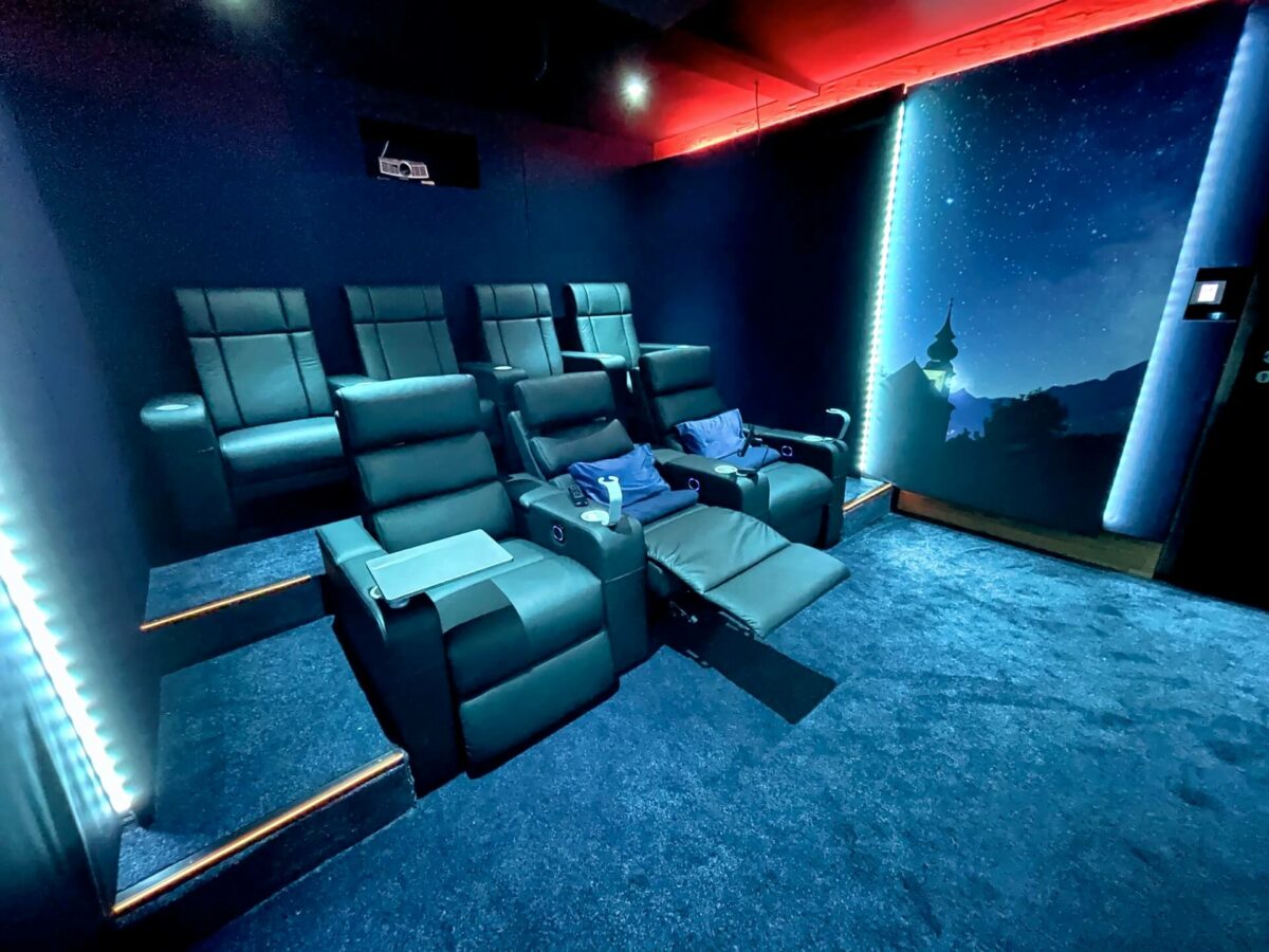 Projekte-Heimkinobau-GmbH-IMG_0234-1200×900 Die Experten für maßgeschneiderte Heimkinolösungen