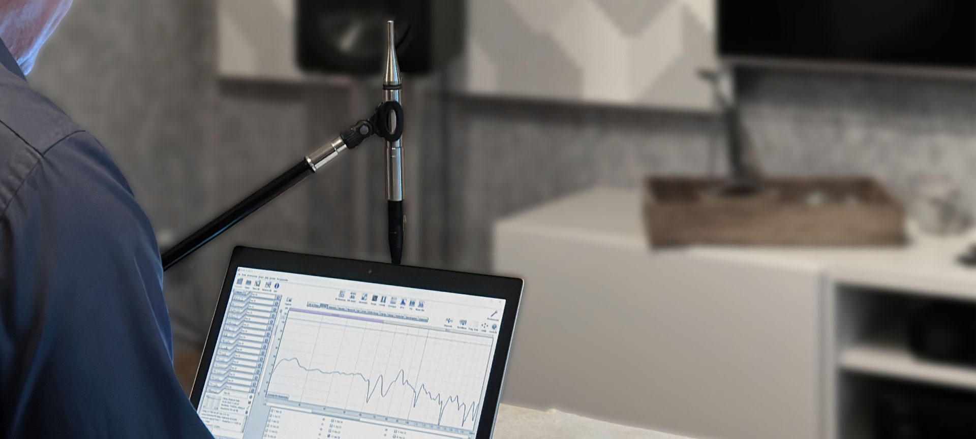 bg-herobanner-startseite-von-der-krone-akustik-1920x Heimkino-Partner bei einer Akustikmessung