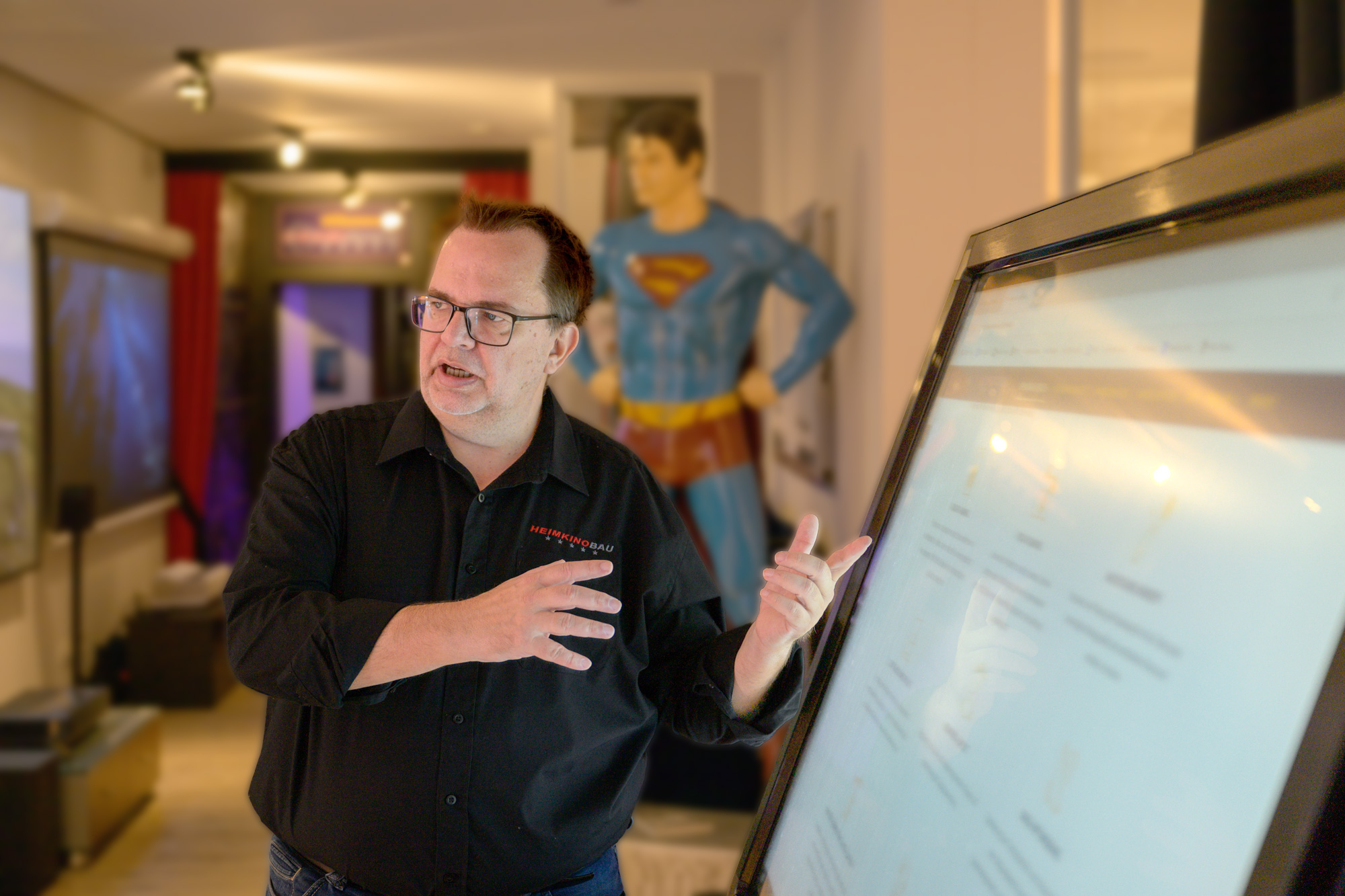 DSC_7419 Holger Franz bei der Erklärung einer Heimkino-Planung für Architekten