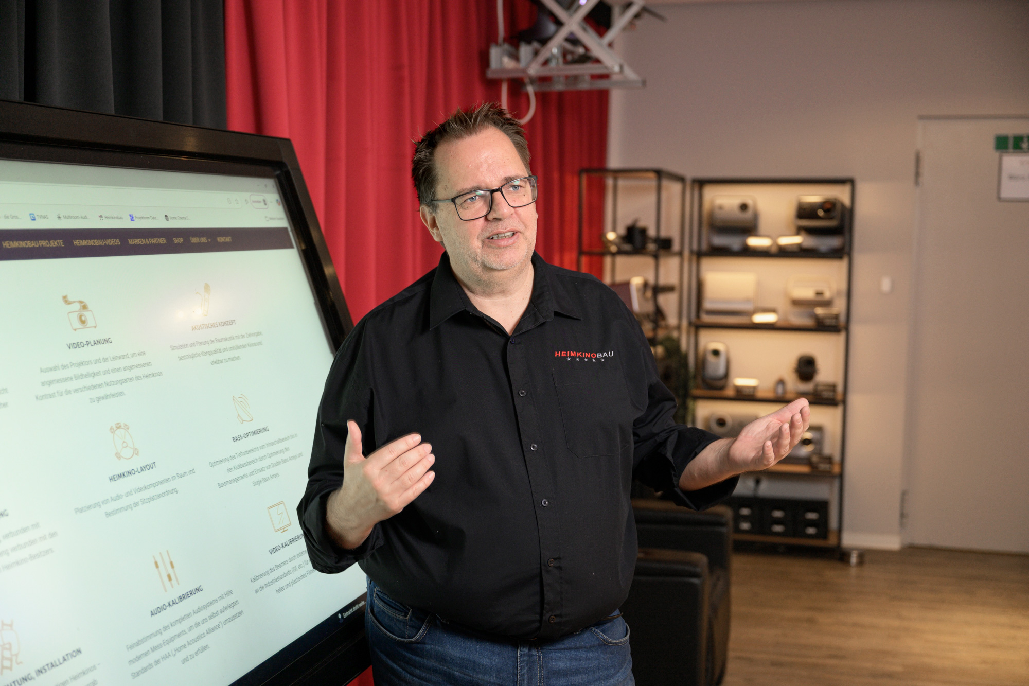 DSC_7499 Holger Franz bei der Erläuterung einer Heimkino-Planung für Architekten