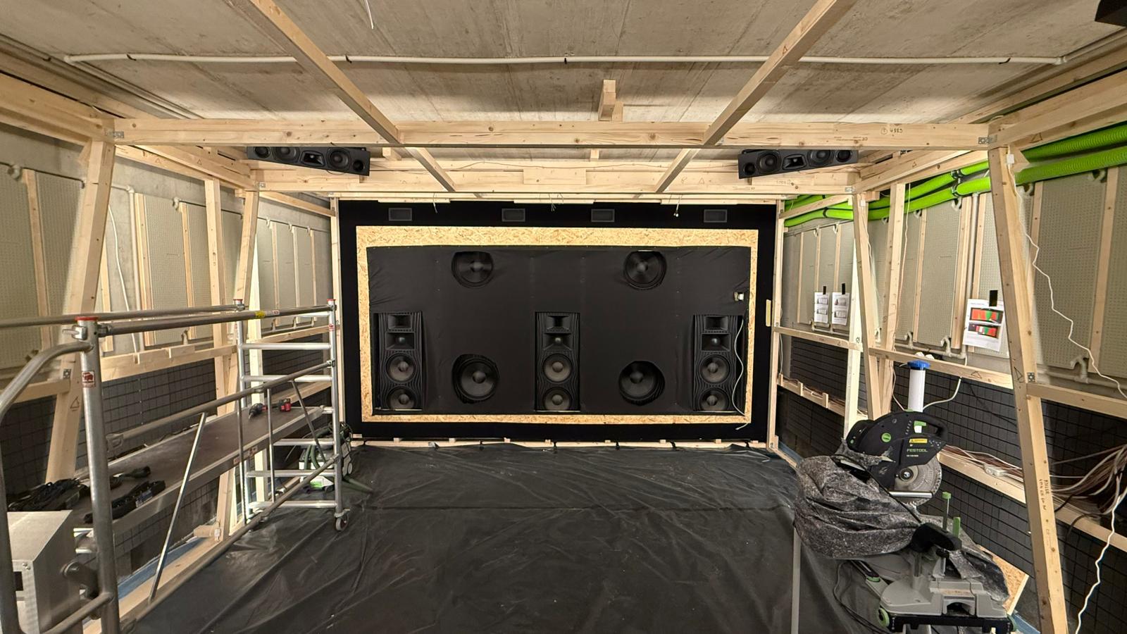 heimkinobau-gmbh-heimkino-ohne-stoffrahmen Heimkino-Rohbau mit Holzständerwerk, integrierten Lautsprechern und noch nicht montierten Akustikstoffrahmen