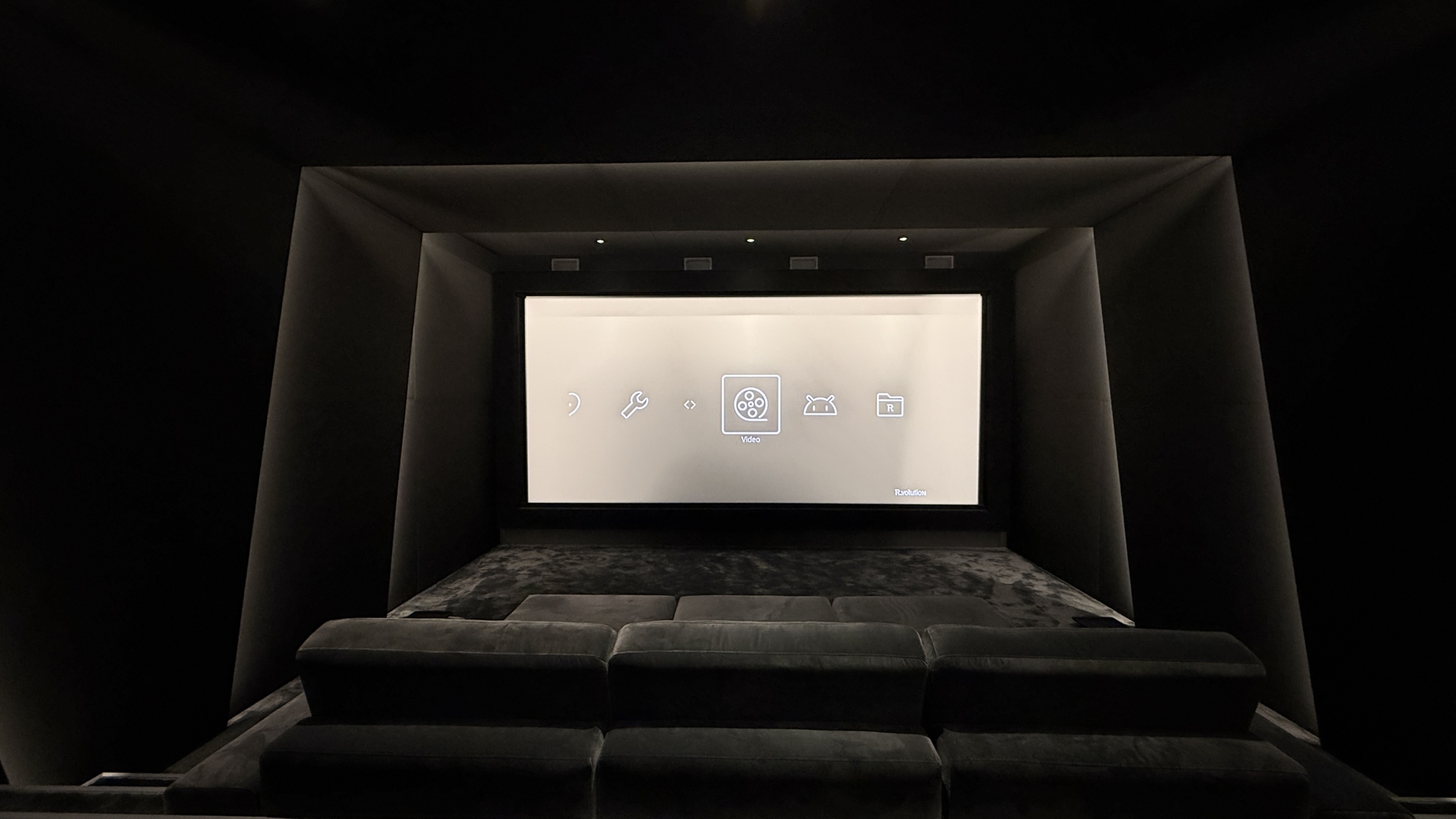 heimkinobau-gmbh-heimkino-mit-akustikstoff Fertiggestelltes Heimkino mit schwarzen Akustikstoffrahmen und unsichtbar integrierten Lautsprechern