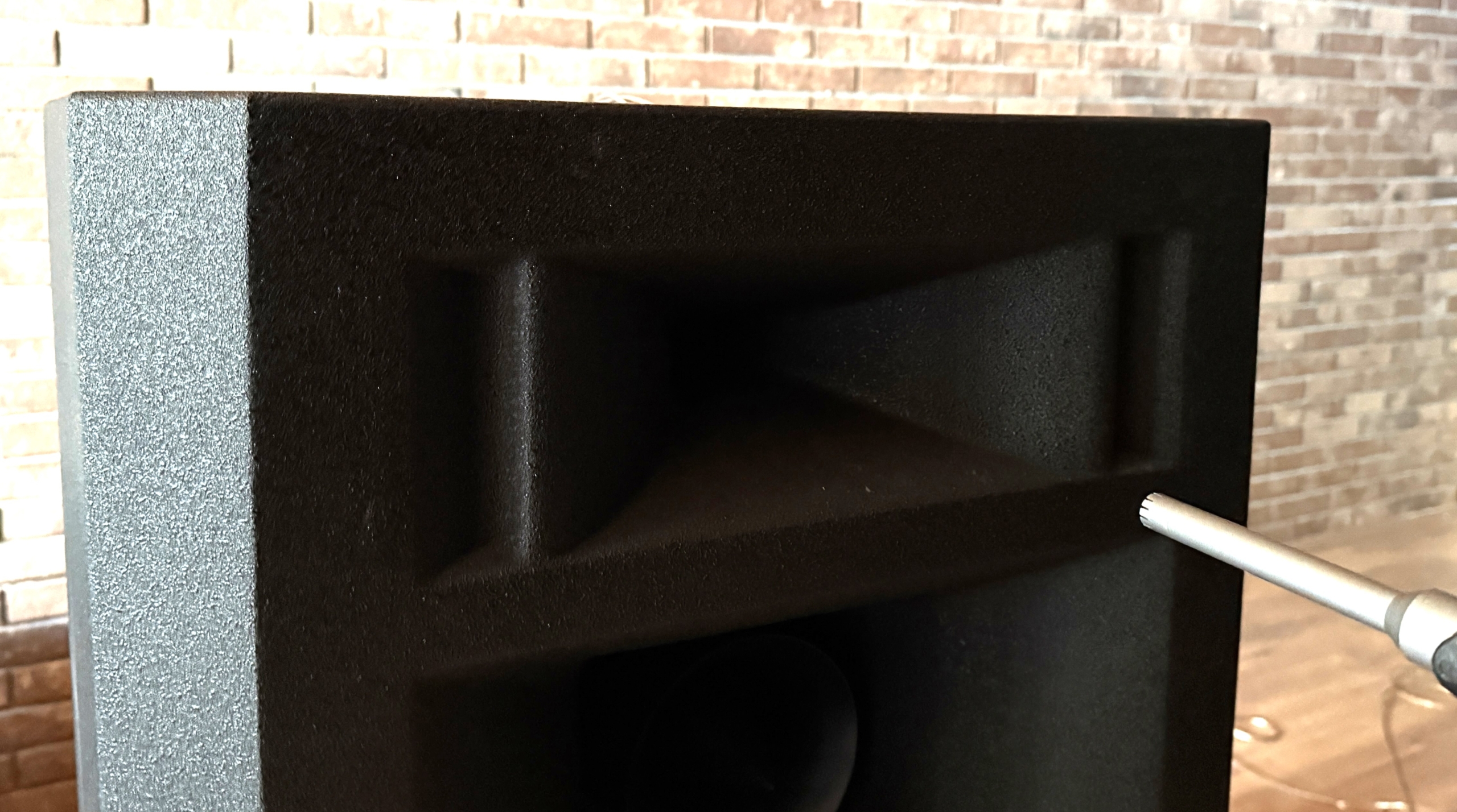 heimkinobau-gmbh-messaufbau-akustikstoff-messungen Akustikstoff-Messung im Heimkino: Lautsprecher und Messmikrofon zur Analyse des Frequenzgangs und der Hochtondämpfung