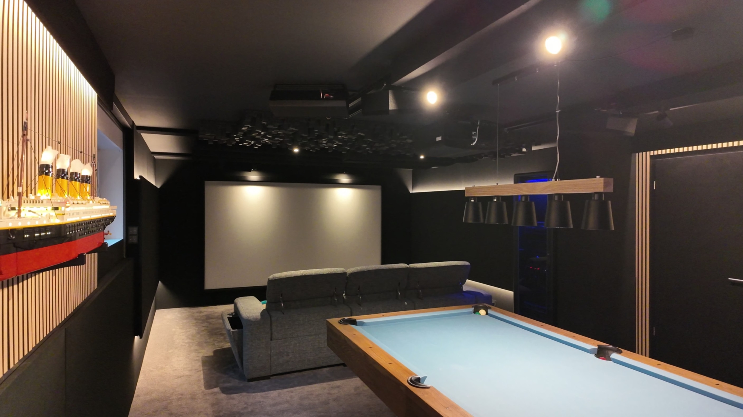 Heimkino Bayern Tegernsee – Gesamtansicht Heimkino Bayern Tegernsee mit Billardtisch und 3,20 m Leinwand