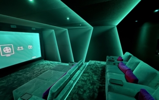 High-End Heimkino in Klosterneuburg mit grüner LED-Ambientebeleuchtung, 4,40 Meter Leinwand und zwei Sitzreihen
