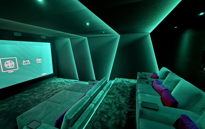 High-End Heimkino in Klosterneuburg mit grüner LED-Ambientebeleuchtung, 4,40 Meter Leinwand und zwei Sitzreihen