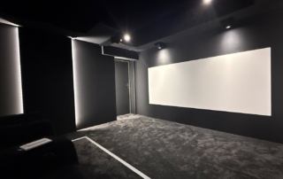 Heimkino Hamburg Blankenese mit 270 cm breiter Stewart Leinwand