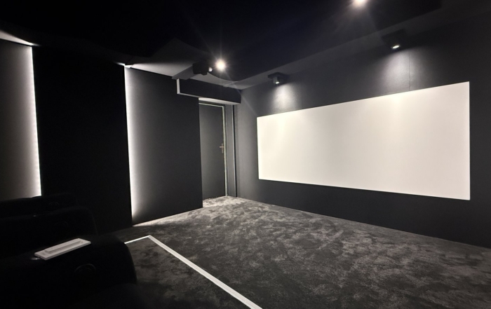 Heimkino Hamburg Blankenese mit 270 cm breiter Stewart Leinwand