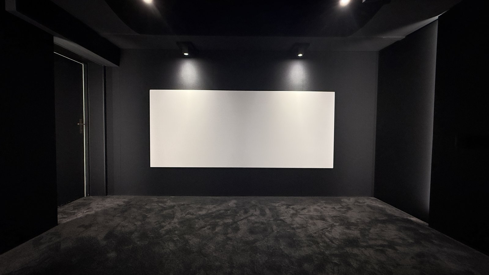 Heimkino Hamburg Blankenese – Frontansicht Frontansicht im Heimkino Hamburg Blankenese mit 270 cm breiter Stewart Leinwand