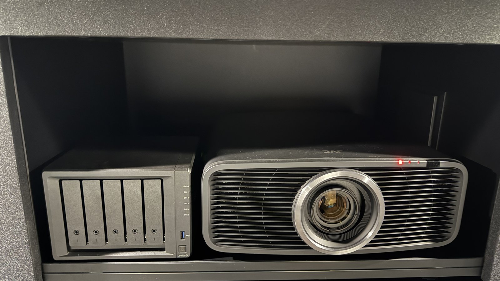 Heimkino Hamburg Blankenese – JVC DLA-NZ500 Die Experten für maßgeschneiderte Heimkinolösungen