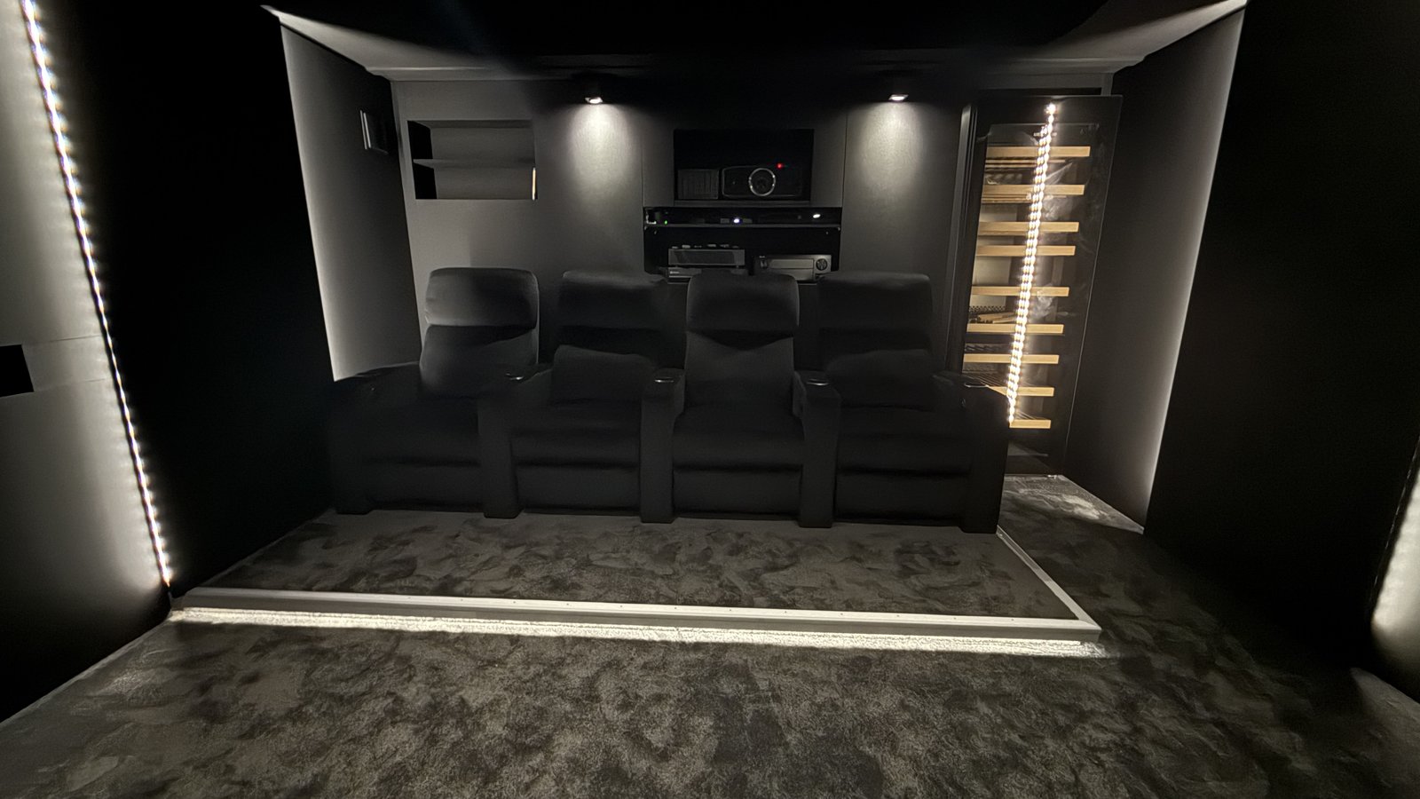 Heimkino Hamburg Blankenese – Kinosessel und Rückwand Drei Kinosessel und Rückwand im Heimkino Hamburg Blankenese