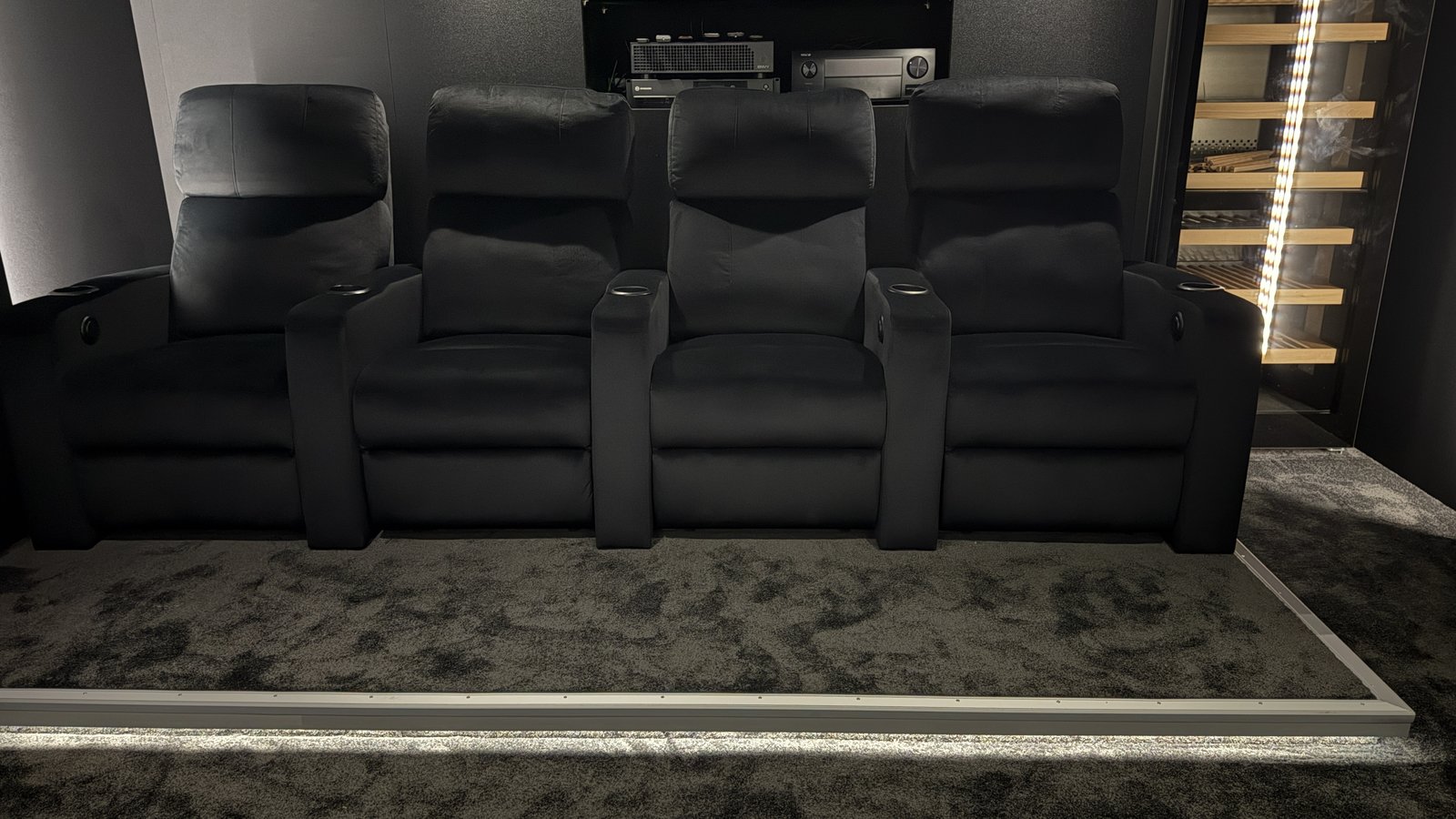 Heimkino Hamburg Blankenese – Sitzbereich Blick zum Sitzbereich im Heimkino Hamburg Blankenese