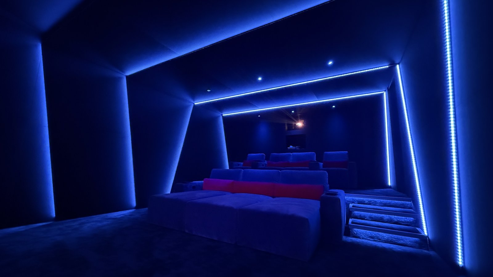 Zwei Mitarbeiter beim Bau der hölzernen Podestkonstruktion im Black Corner Cinema in Klosterneuburg.