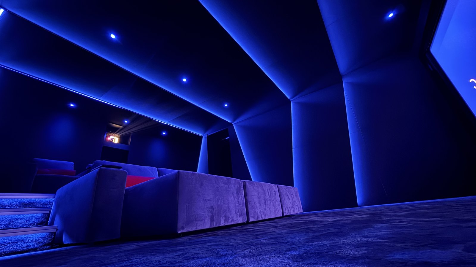 Zwei Mitarbeiter beim Bau der hölzernen Podestkonstruktion im Black Corner Cinema in Klosterneuburg.