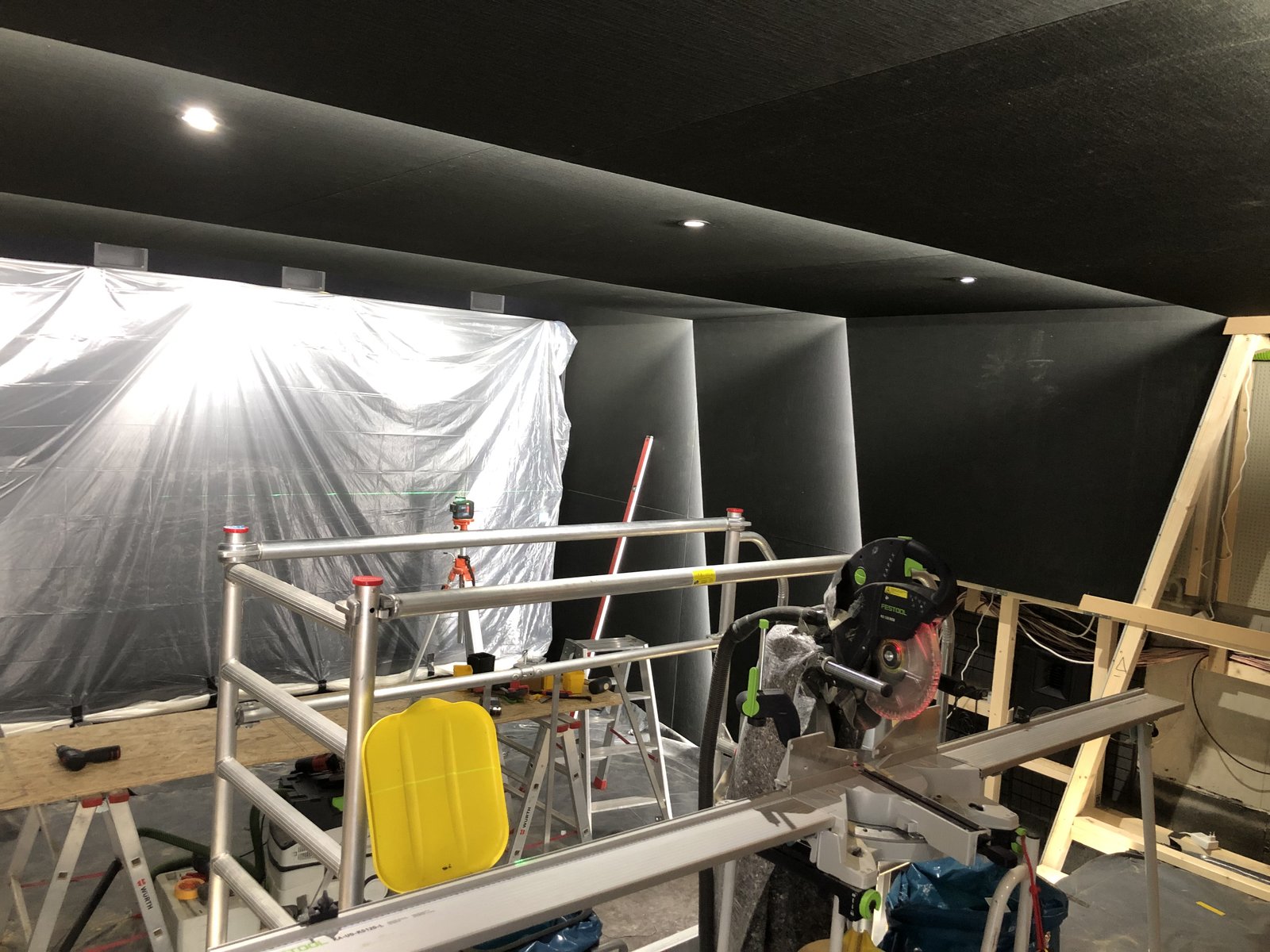 Zwei Mitarbeiter beim Bau der hölzernen Podestkonstruktion im Black Corner Cinema in Klosterneuburg.