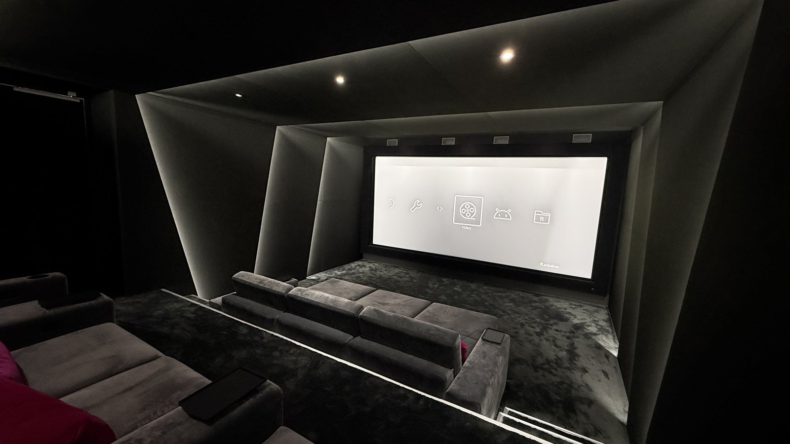Black Corner Cinema in Klosterneuburg mit großer Leinwand, dunklen Kinosesseln und indirekter Beleuchtung